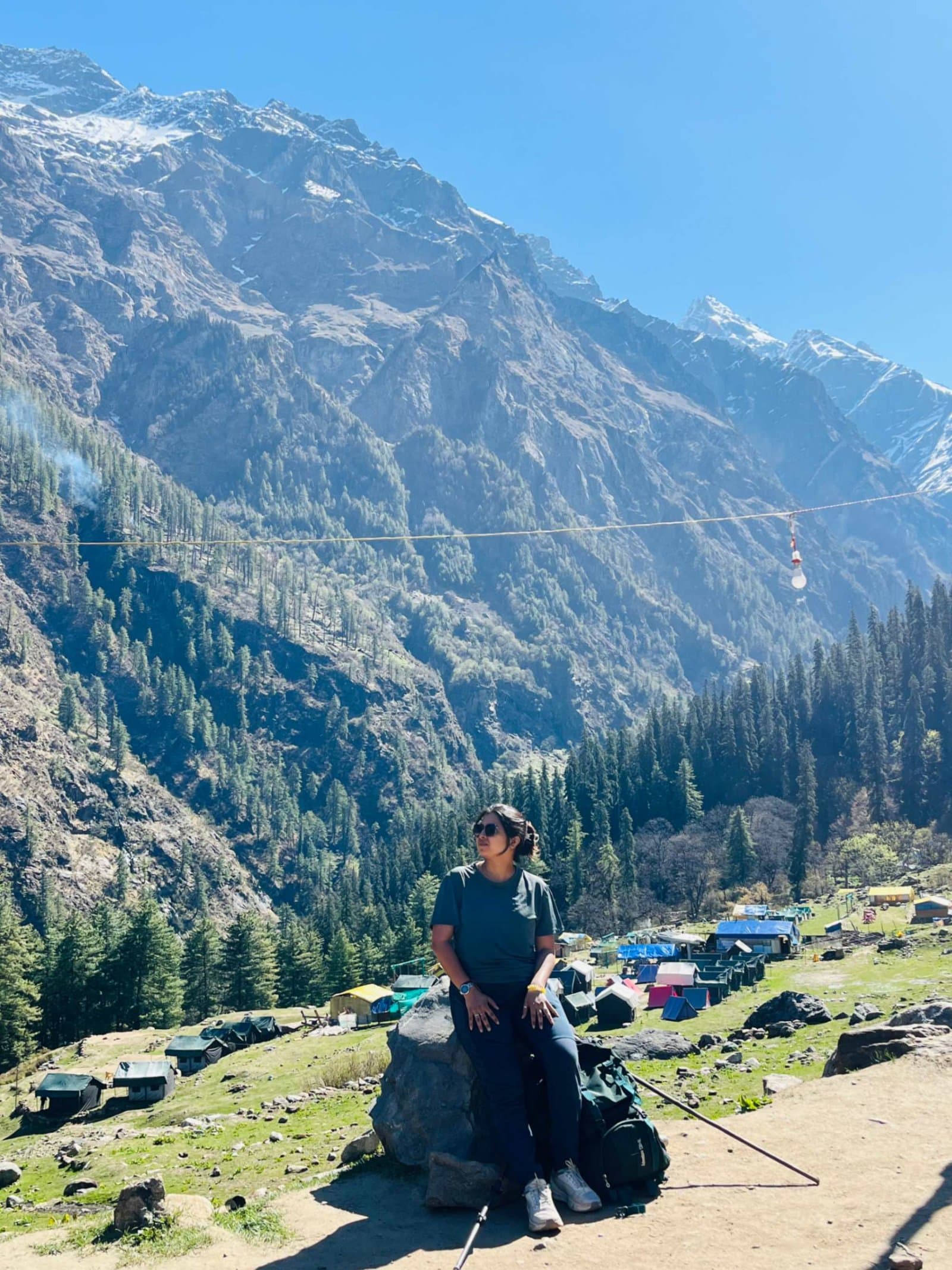 kheerganga-trek-girl-sitting-rock-view