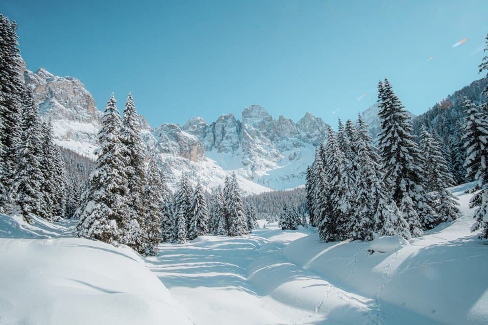 Snowfall in Kareri Lake – Best Time, Trekking Distance, and Stay Options Near the Snowy Lake