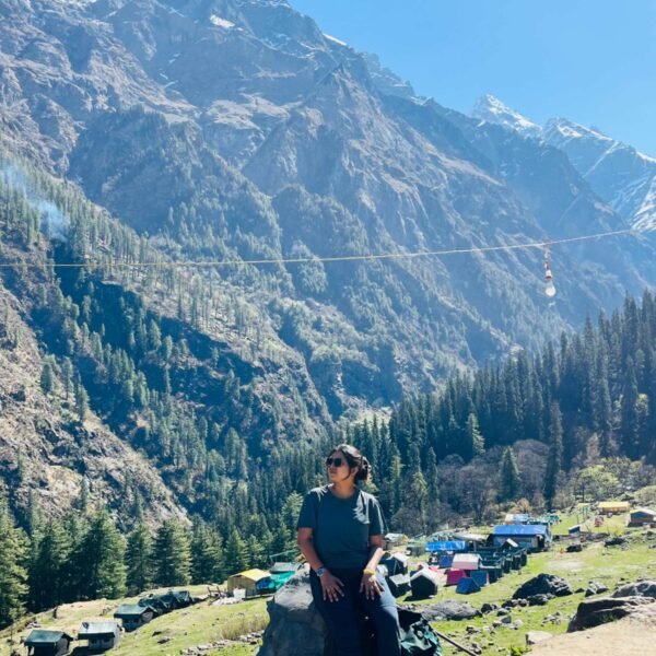 kheerganga-trek-girl-sitting-rock-view