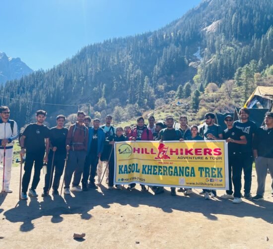 kheerganga trek 2026 group photo hill hikers